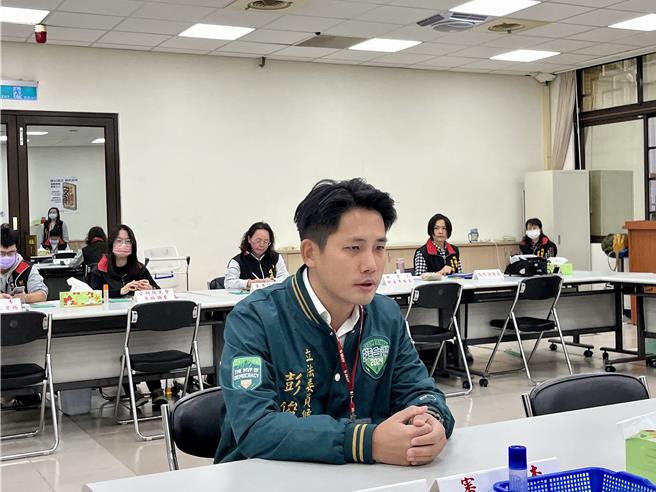 有「中坜周杰伦」之称的桃园市议员彭俊豪20日在亲友陪同下抢绿营头香，完成参选登记，誓言关心在地、翻转中坜。(蔡依珍摄)