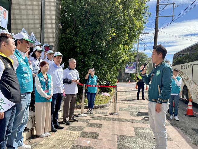 有「中坜周杰伦」之称的桃园市议员彭俊豪20日在亲友陪同下抢绿营头香，完成参选登记，誓言关心在地、翻转中坜。(蔡依珍摄)