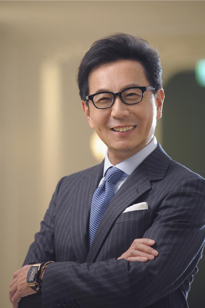 富邦集团董事长蔡明忠曾就读东海企管系，无论学业、事业皆展现傲人成就，2023年9月间获聘担任「东海大学永续发展委员会」委员，积极协助母校发展，东大将在12月18日颁予名誉博士学位。（东大提供／陈淑芬台中传真）