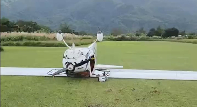 轻航机疑似降落失败翻覆。（翻摄爆料公社）