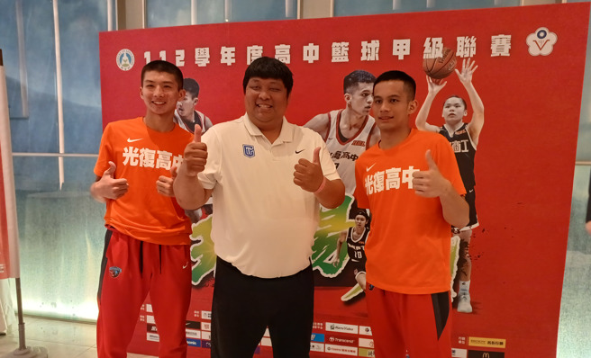 光復高中教练陈定杰（中）和球员谢铭骏（左）、林恩宇（右）期待新球季到来。（陈筱琳摄）