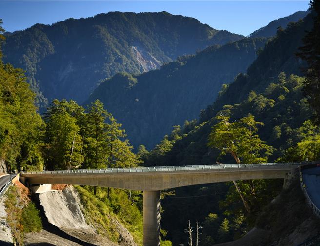 公路局南区养护工程分局歷经约3年施工，武雄桥（见图）即将于2023年11月22日完工开放通行。（甲仙工务段提供／林瑞益高雄传真）