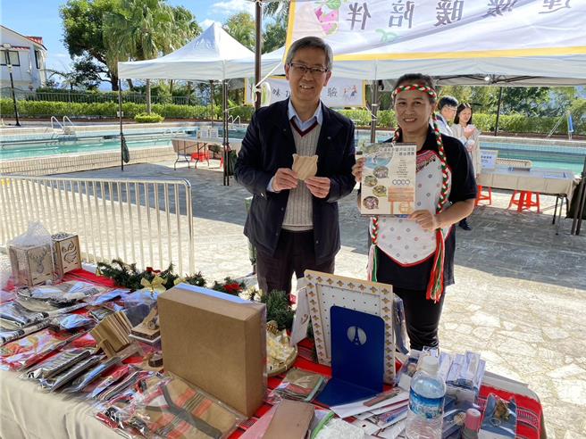 水保署花莲分署分署长林宏鸣(左)与农村社区伙伴合影(水保署花莲分署提供／简立欣台北传真)