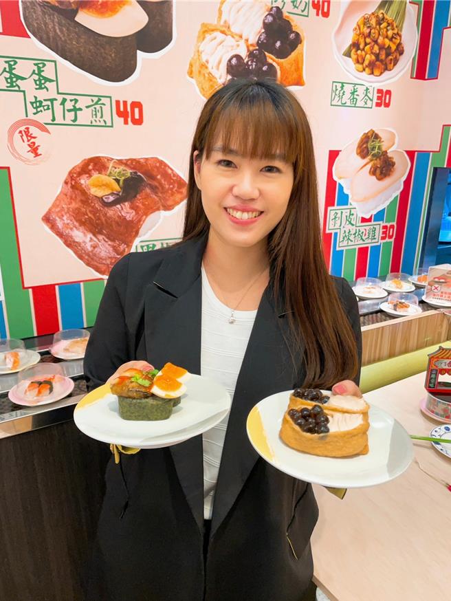 争鲜迴转寿司将珍奶、蚵仔煎入料，滋味颠覆大眾想像。（朱世凯摄）