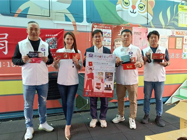 念慈安灵功德协会20日在台中市新光三越百货旁惠安停车场举办捐血活动，并邀请也是协会成员的歌手杨静担任一日公益大使。（冯惠宜摄）