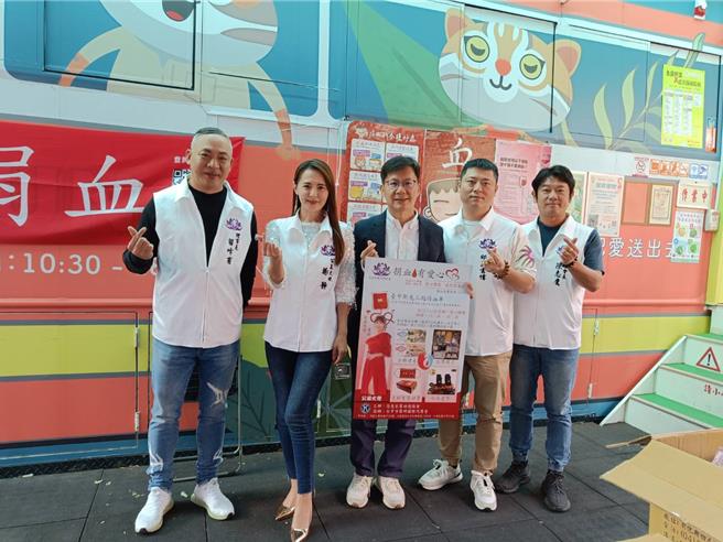 念慈安灵功德协会20日在台中市新光三越百货旁惠安停车场举办捐血活动，并邀请也是协会成员的歌手杨静担任一日公益大使。（冯惠宜摄）
