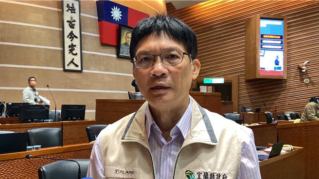 宜兰县政府回应，海上绕境开放600位民眾缴费报名乘船，完成集章者加赠衣帽组，剩余乘船者包含参与宫庙工作人员与贵宾，相关费用由宫庙寻求企业赞助另行支付。（吴佩蓉摄）