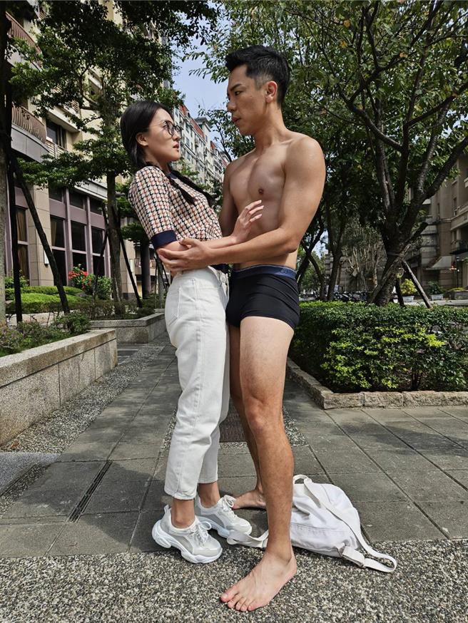杨皓崴在《爱的荣耀》穿四角裤在街头狂奔，和顏晓筠撞成一团。（民视提供））