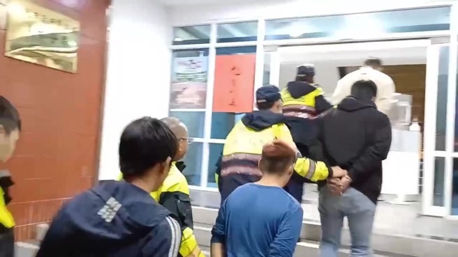 警方现场逮捕34岁吴男、34岁赖男、20岁谢男、19岁朱男等将4人压制逮捕并救出被害人，，全案警询后依妨害自由、伤害等罪嫌移送地检署侦办。（翻摄画面）