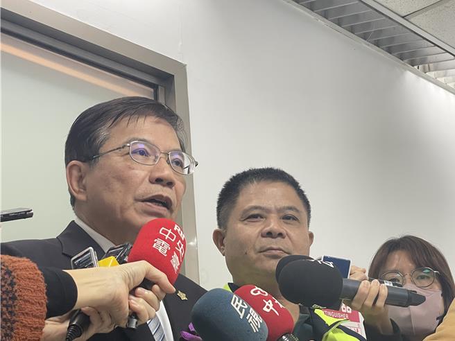 交通部长王国材（左一）出席台铁局与台铁企业工会签署团体协约，会前接受媒体联访。（蔡亚桦摄）