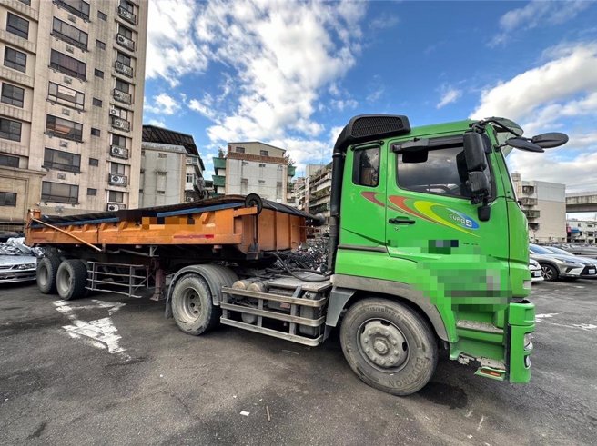 警方循線找到肇事的葉姓砂石車駕駛。（新店警分局提供）