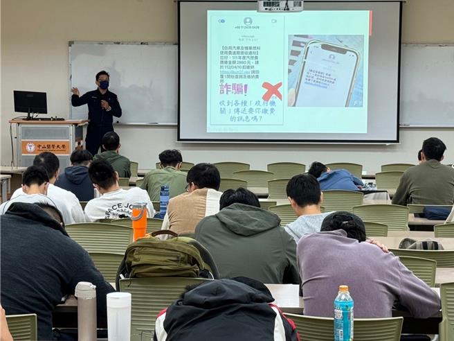 台中市多所大學近來發生百起學生遭無卡分期詐騙案，中山醫學大學教官邀請台中市警三分局勤工派出所警員，透過分析犯罪手法，舉出震撼實例，建立學生對詐騙的警覺心。（警方提供／王煌忠台中傳真）