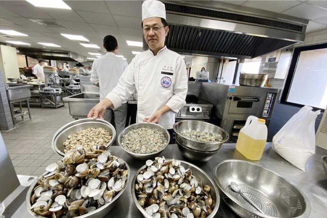 弘光科技大学师生们运用在地文蛤、蚵、麻油，制作文蛤鲜蔬菜卷、鲜蚵九层塔烘蛋、姜香麻油麵线暖心料理。（弘光科技大学提供／张妍溱台中传真）