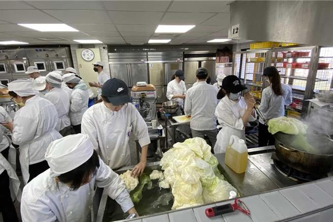 弘光科技大学师生们运用在地文蛤、蚵、麻油，制作文蛤鲜蔬菜卷、鲜蚵九层塔烘蛋、姜香麻油麵线暖心料理。（弘光科技大学提供／张妍溱台中传真）