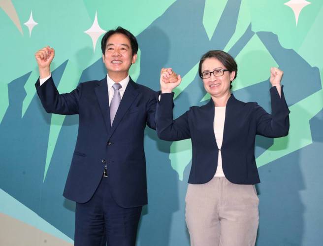 民進黨總統參選人賴清德（左）20日在競選總部召開記者會，正式宣布副手由前駐美代表蕭美琴（右）出任，兩人攜手亮相給媒體拍照。（趙雙傑攝）