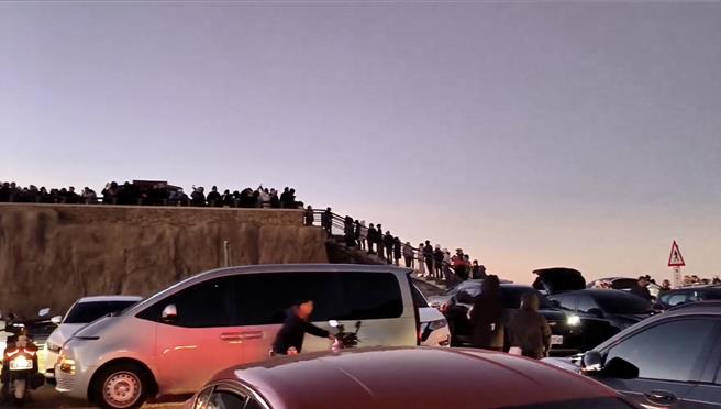 首波冷气团报到，大批游客周末假日涌进合欢山，民眾提供18日下午4时武岭停车场与台14甲线盛况。（翻摄脸书「中横路况交通资讯站」／杨静茹南投传真）