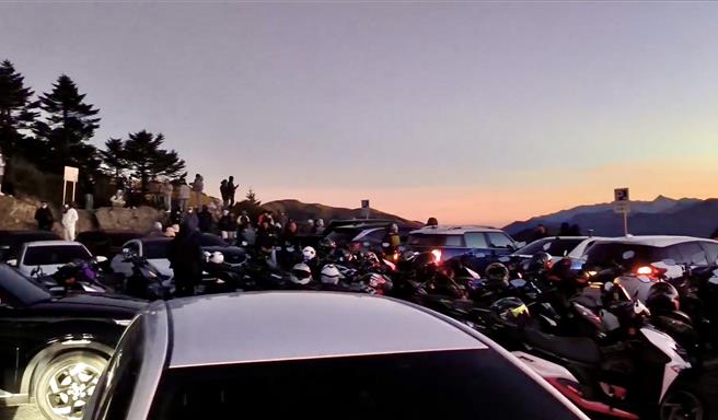 合欢山武岭停车场18日下午4时人声鼎沸，大批游客涌上山看夕阳，希望能幸运碰上合欢山初雪；山道猴聚集合欢山庄停车场违停开电音趴。（翻摄脸书「中横路况交通资讯站」／杨静茹南投传真）