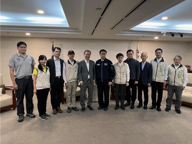 卫生福利部长薛瑞元20日南下视察台南市登革热防治工作时，宣布疾管署前进应变工作队解编，进驻台南64天的疾管署副署长罗一钧也「终于可以回家了」。（洪荣志摄）