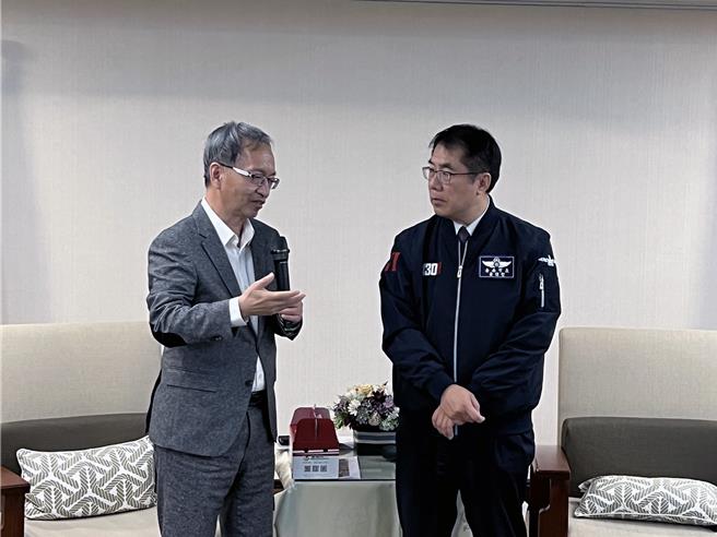 卫生福利部长薛瑞元建议台南市长黄伟哲，在明年登革热发生之前，鼓励民眾展开清净家园的工作，并提报计画奖励市民自行拆除天沟避免成为登革热的孳生源。（洪荣志摄）