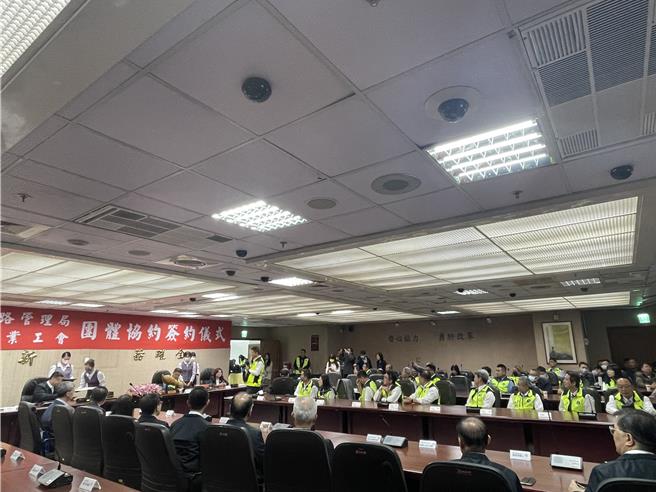 台铁局20日与台铁企业工会签署团体协约，工会干部出席见证。（蔡亚桦摄）