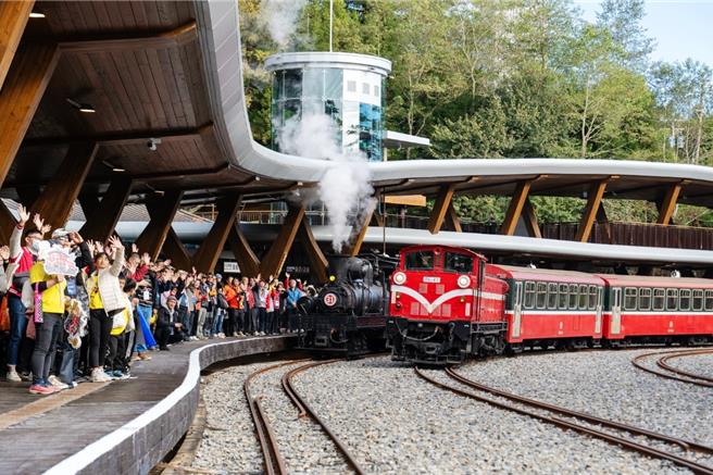 今祝山车站正式启用，百年蒸机Shay31号化身迎宾列车载客停靠。（林铁及文资处提供∕吕妍庭嘉义传真）