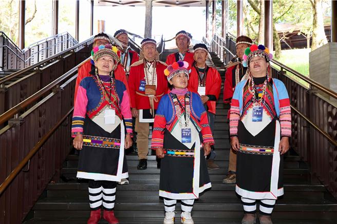 来自来吉部落的邹族古谣队献唱塔山之歌，优美的原声穿透祝山车站，撼动宾客心灵。（林铁及文资处提供∕吕妍庭嘉义传真）