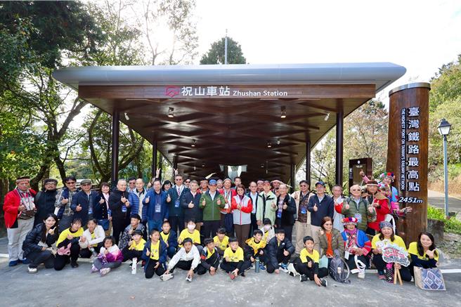 参与祝山车站改建相关人员一起留下歷史镜头。（林铁及文资处提供∕吕妍庭嘉义传真）