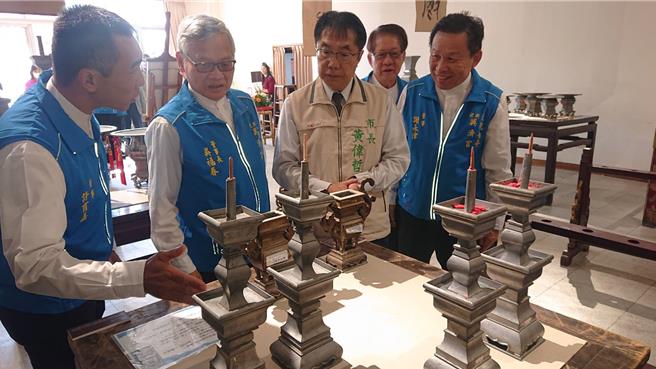 台南市长黄伟哲（右二）20日颁发宫庙博物馆认证给祀典兴暨宫暨大观音亭，并参观庙内的锡器展。（程炳璋摄）