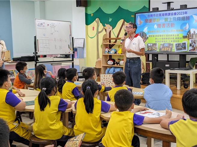 台南市台窝湾乐读协会20日赠书给南化区5所国小1到4年级的全部学生。（读者提供／程炳璋台南传真）