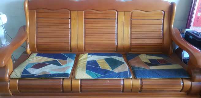 一位男子分享家里的经典实木三人椅。（翻摄自爆废1公社脸书）