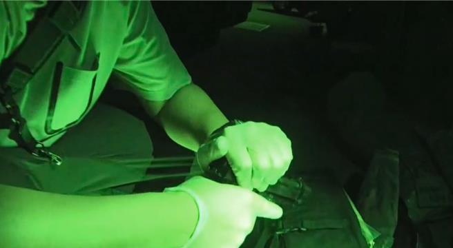 北市警方在台中逮捕陈姓男子在网路贩卖枪枝。（翻摄画面）