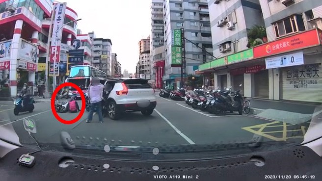 休旅车女驾驶迴转撞到骑士，第一时间居然是先让后座女儿先去上课。（杨先生授权提供）