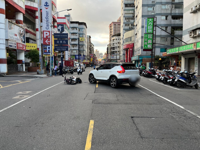 车祸现场休旅车迴转与对向机车发生碰撞。（警方提供）