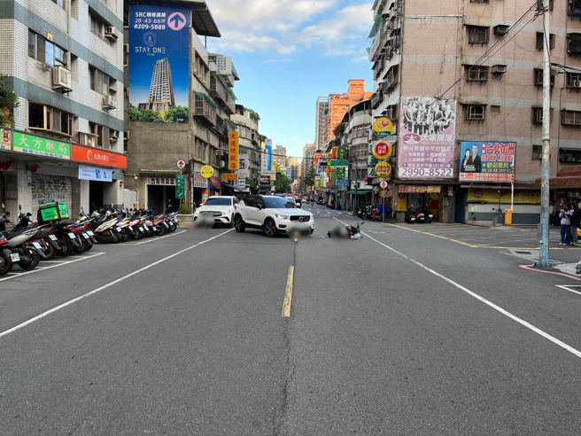 车祸现场休旅车迴转与对向机车发生碰撞。（警方提供）