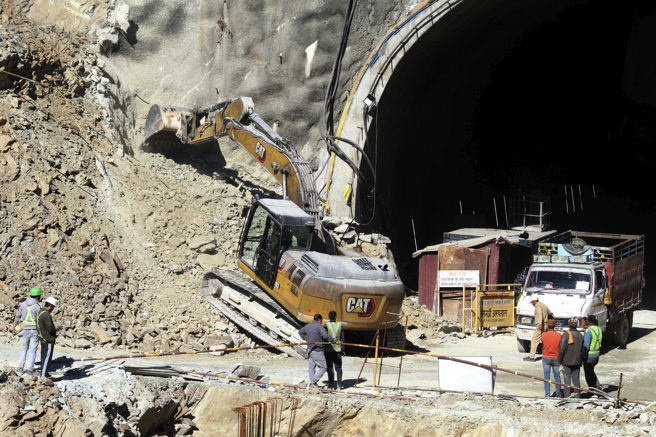 这座位于北阿坎德省（Uttarakhand）正在修建中的隧道部分路段11月12日坍塌后，当局出动挖土机移除隧道内的水泥和石块，但因开挖过程中土石不断掉落，导致救援行动缓慢。（图/美联社）
