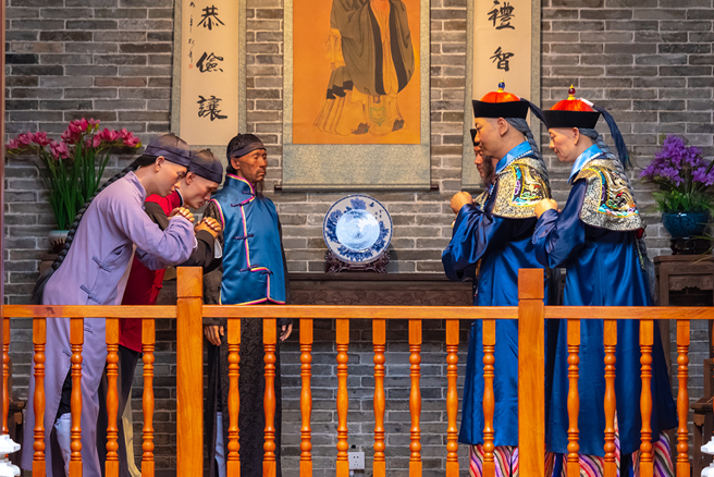 嘉庆不听乾隆嘱托，登基不久后就赐死和珅，但也因此后悔不已。（示意图／达志影像）