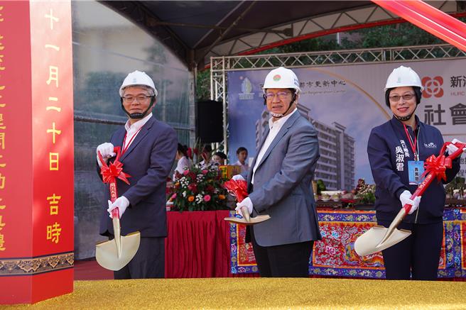 新竹县首座社会住宅湖口乡「新湖好室」，20日由国家住宅及都市更新中心董事长花敬群（左至右）、县长杨文科及湖口乡长吴淑君等人做开工动土典礼。（罗浚滨摄）