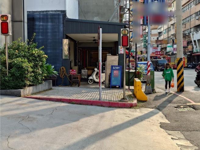 輕軌將通車民眾卻質疑「馬路準備好了嗎」，指輕軌車站附近道路人行設施不完善，騎樓甚至被封死，行人被迫走上馬路。（任義宇攝）