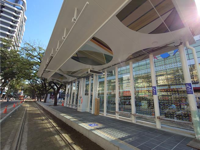 高雄市副市長林欽榮20日前往輕軌C27站開箱，指車站設計「以站就樹」，並邀請藝術家林熺俊參與妝點，期待能成為第二條龍貓隧道。（任義宇攝）