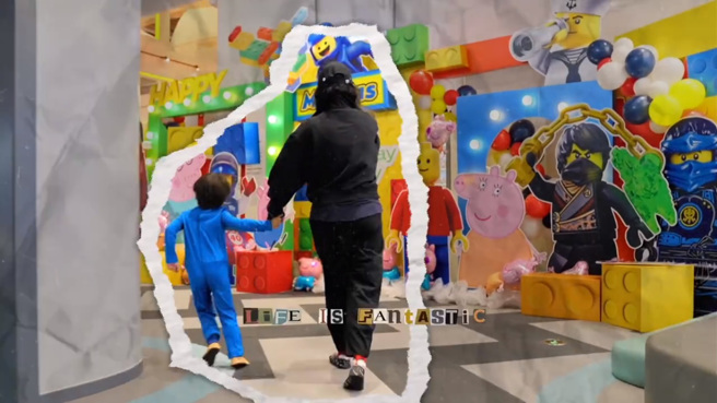 張柏芝小兒子拉著張柏芝一路跑跳。（圖／張柏芝小紅書）