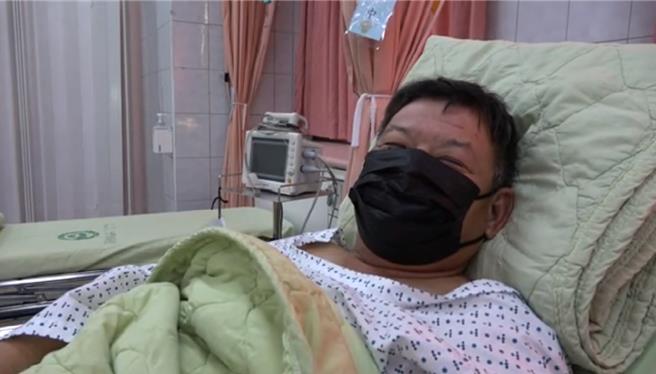 张男指出，他当天下午落海到自行上岸，整整12个小时，靠水母漂跟狗爬式，漂浮在海中「自己救自己」，慢游3小时自行上岸获救。（大甲李综合医院提供／张妍溱台中传真）