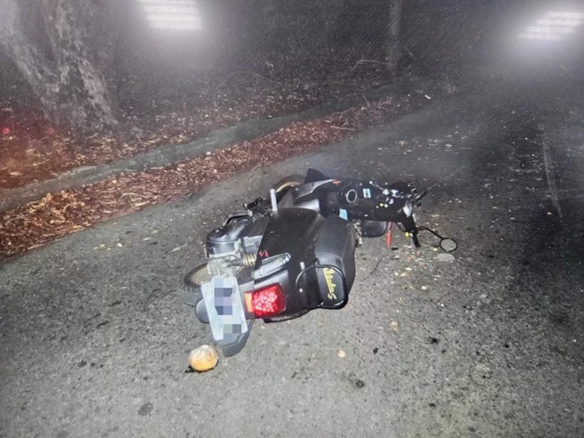 黄男酒驾载赖女上路，凌晨在朴子溪堤防便道自摔，酿1死1重伤。（翻摄画面）