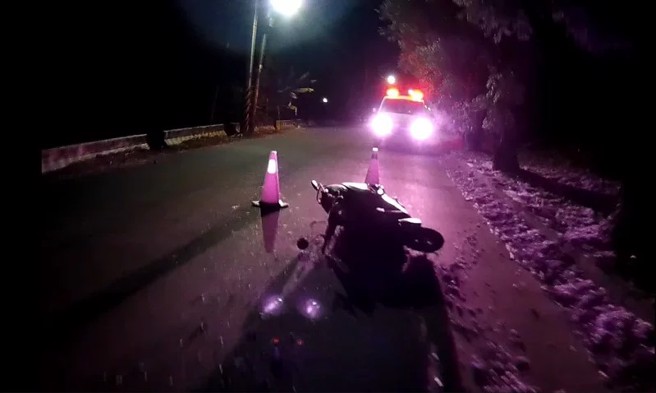 黄男酒驾载赖女上路，凌晨在朴子溪堤防便道自摔，酿1死1重伤。（翻摄画面）