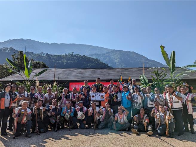 南投县浊水溪线布农族猎人协会中，共有33位猎人取得猎人证。（林业署南投分署提供／杨静茹南投传真）