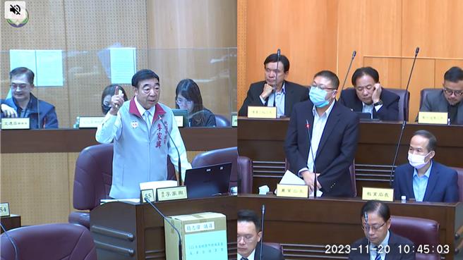 议员李家兴说，桃园素有千塘之乡美名，但近年却遭外来种琵琶鼠鱼入侵，渔民叫苦连天，呼吁市府正视。(蔡依珍摄)