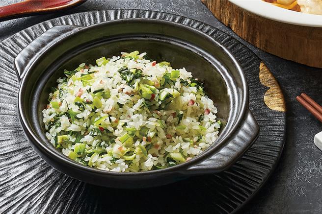 平民美食「上海菜饭」可品尝到咸香火腿、鲜脆菜末，米饭粒粒分明Q弹饱满，售价280元。(板桥凯撒大饭店提供)