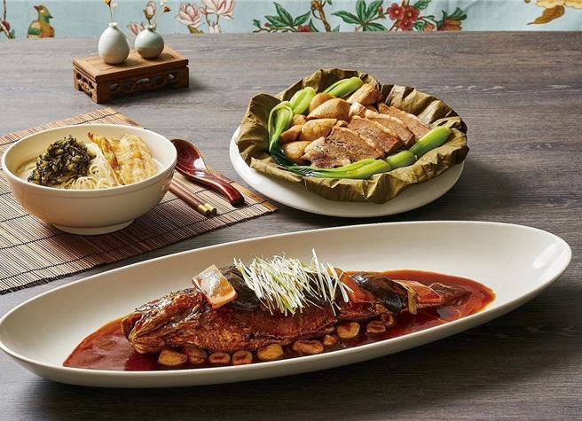 家宴中餐厅新菜式(左起)葱开煨麵、蒜烧黄鱼、荷叶无骨牛肉。(板桥凯撒大饭店提供)
