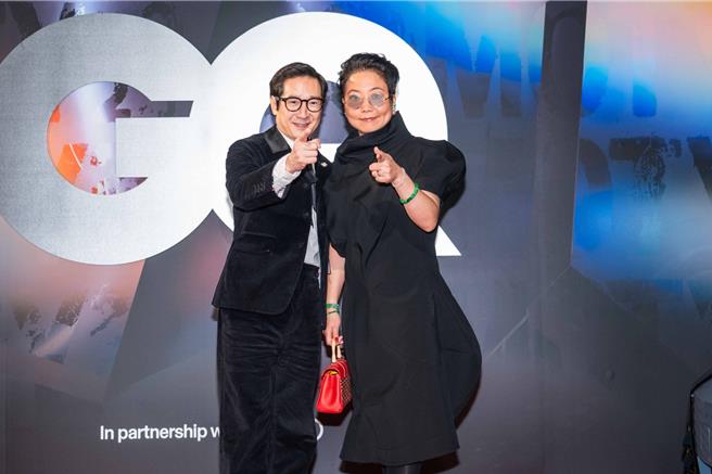 夺下奥斯卡最佳男配的关继威（左），同时拿下今年MOTY最具代表指标人物。（石智中摄）