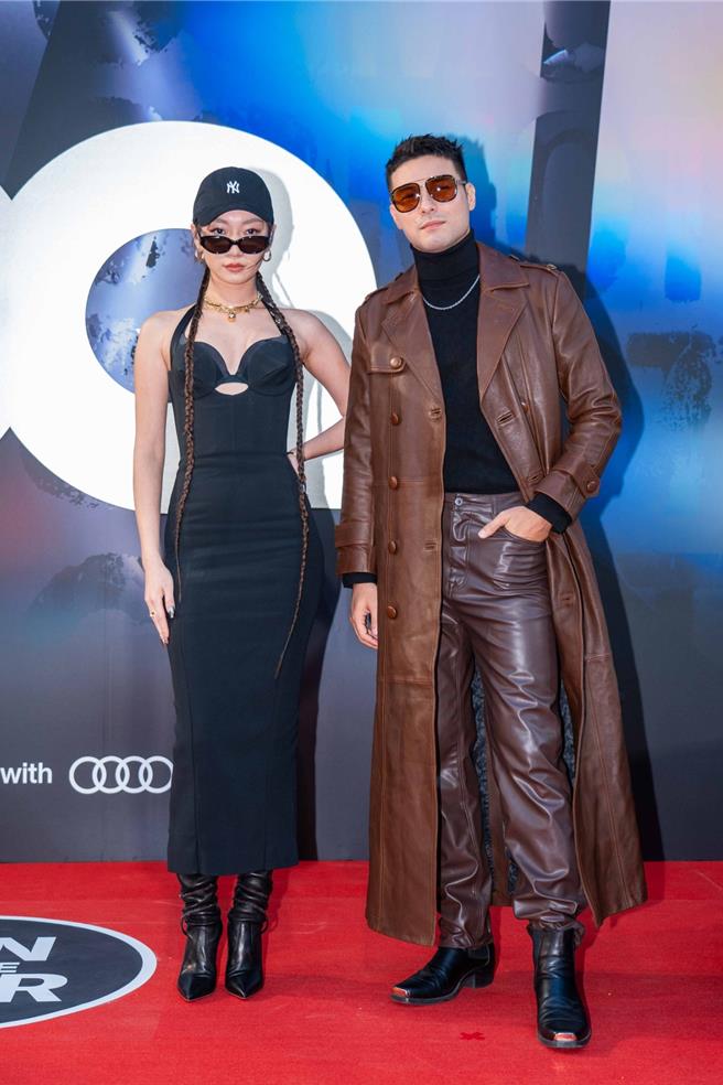 凤小岳（右）以Coach风衣现身红毯，左为艺人吴卓源。（石智中摄）