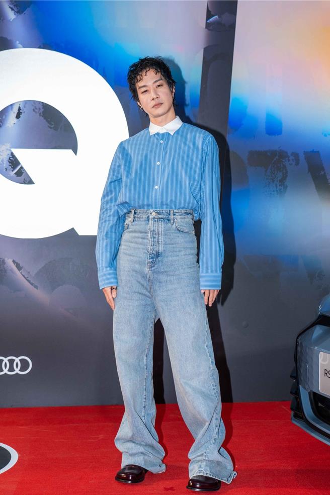 薛仕凌以充满设计感的Loewe亮相，也成为视觉焦点。（石智中摄）